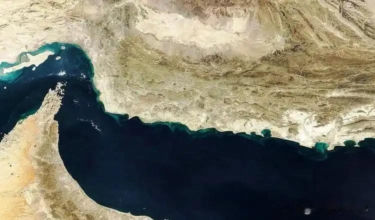 老军迷唠嗑：特朗普喊着封霍尔木兹？压根困不住伊朗！

各位军迷老哥、老铁们，咱今