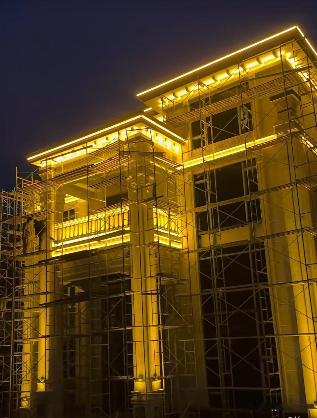 近日，邵阳市隆回县某镇山区的一幢私人中式别墅搞起亮光工程引起大家热议。有人说这明