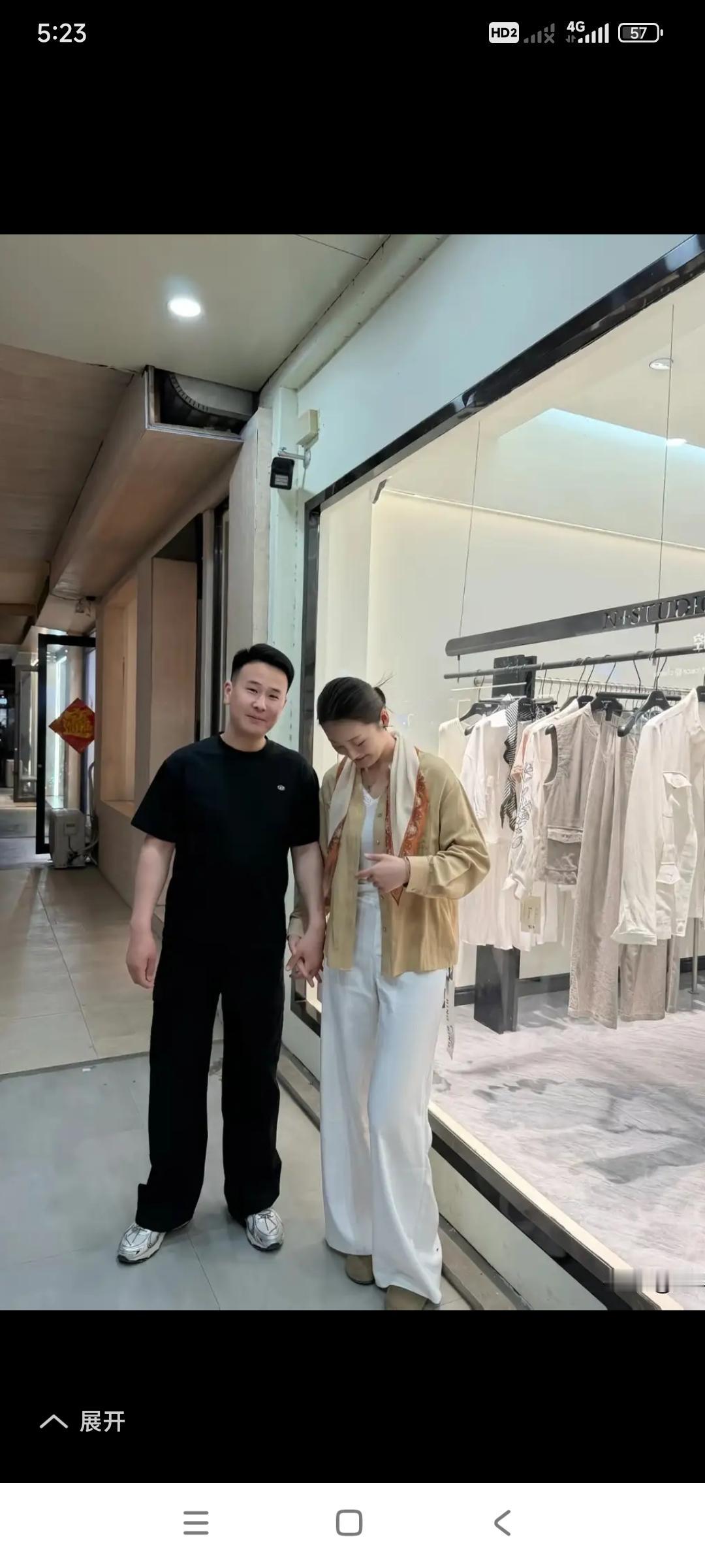 看着陈亚楠小鸟依人的样子，低着头羞答答的，攥着未婚夫的手。

不知道这个男人用什