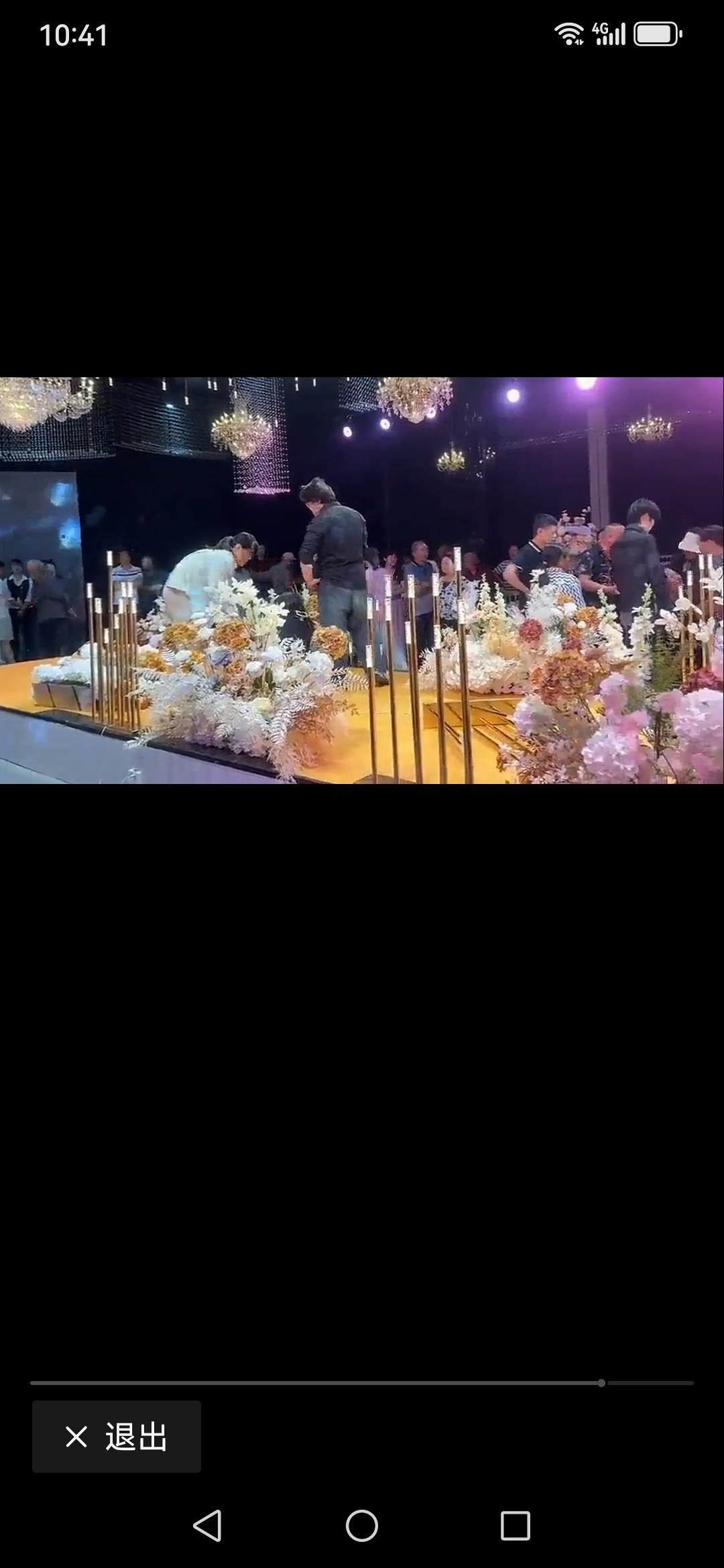 现在有一种别样的婚闹，即在结婚典礼前，要账的来了。

前几日，在我们的小县城，一