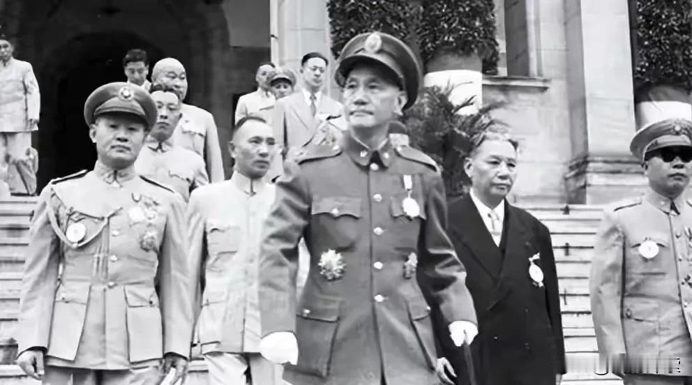 1942年夏天，雅安城西街的24军旧旅部，后半夜突然被一阵急促的脚步声打破安静。