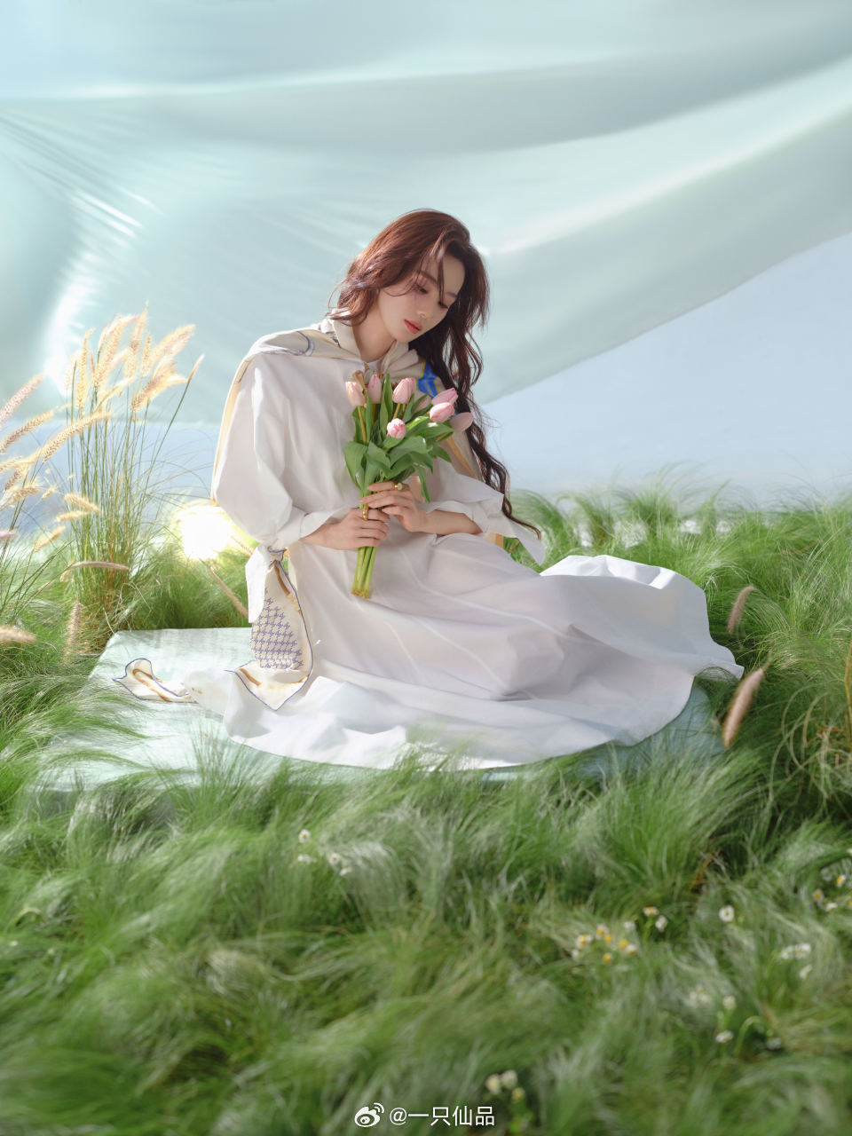 刘诗诗手捧花春天的氛围感直接拉满，姐姐仙气十足，特别亲切、温暖，是仙女是美神刘诗
