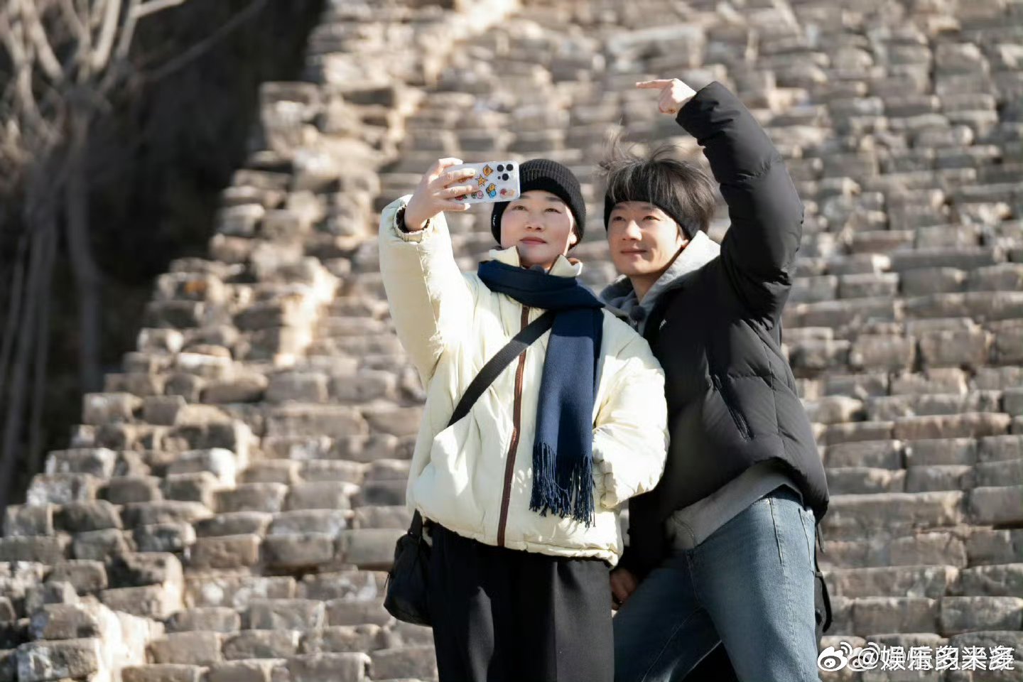 蒋敦豪重新定义妈宝男 教科书级孝顺！蒋敦豪带妈妈登长城，准备相机、登山杖等物品，
