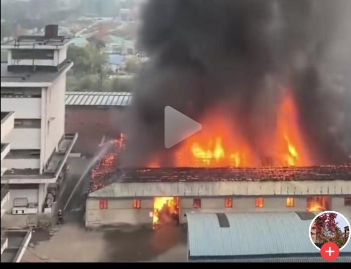 浓烟弥漫火光冲天，成都地铁八里庄地铁口附近着火除了烟火光，被笼罩的周围几乎是一片