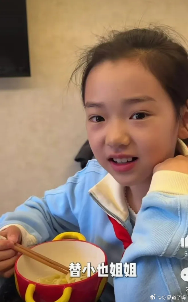 小酒窝一边吃面，一边看董璇主演的《你好1983》。看到剧中的妈妈被打时，她说“不