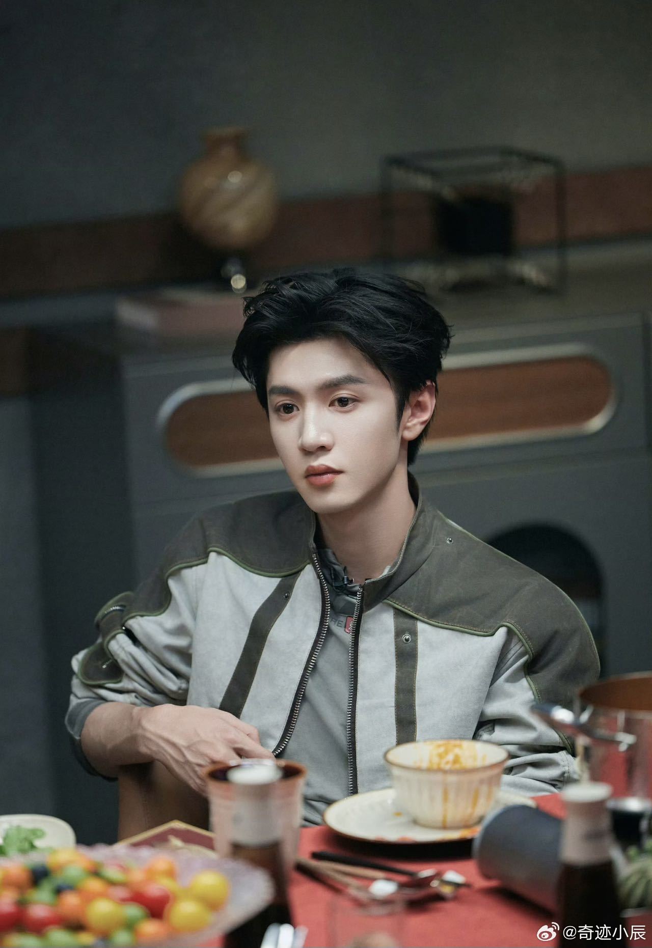 陈哲远祝大侦探生日快乐 侦探小远的祝福已送达！《大侦探》里他推理缜密又自带笑点，