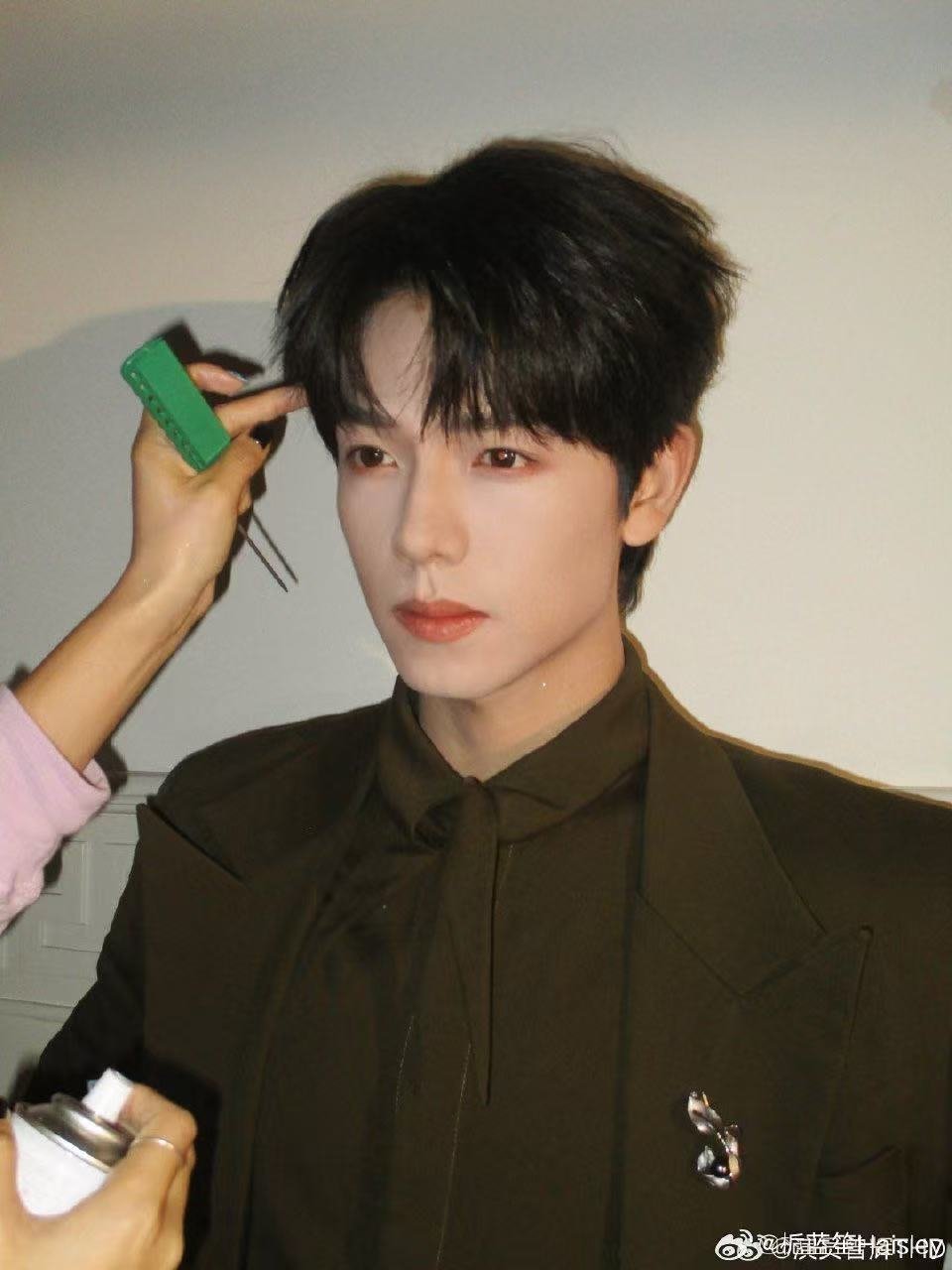 曾辉A爆了 活动上的曾辉真的让人挪不开眼，不是靠表情硬撑出来的帅，是骨子里透出来