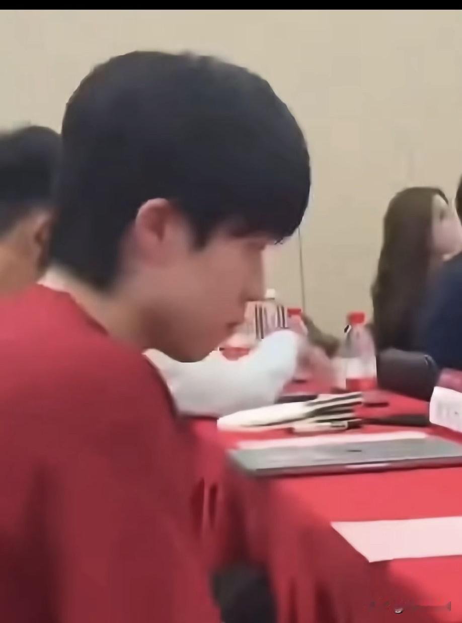 北大研究生楚钦开学有点拘谨啊[偷笑]看到另外一个视角挺多人拍他，他能不害羞么？