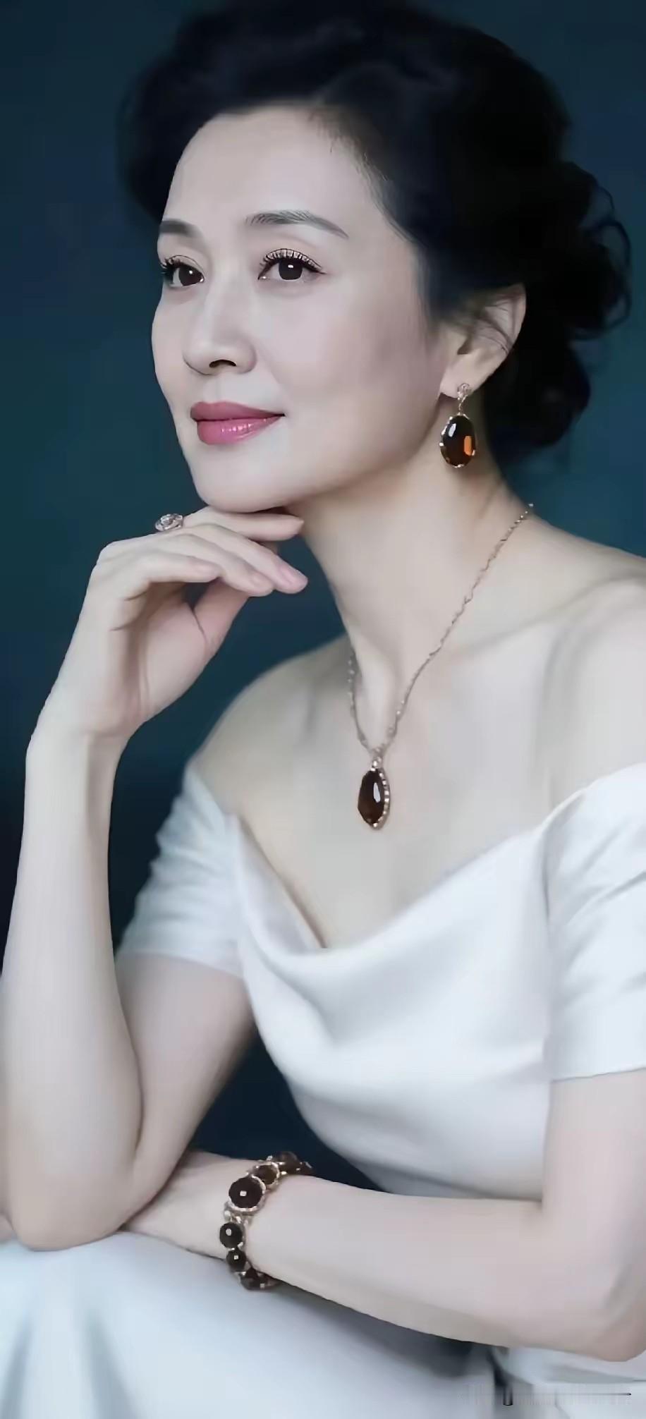 《中年之美》

气质堪称女运佳，
雍容成熟韵无涯。
祥和之美如春日，
岁月流迁貌