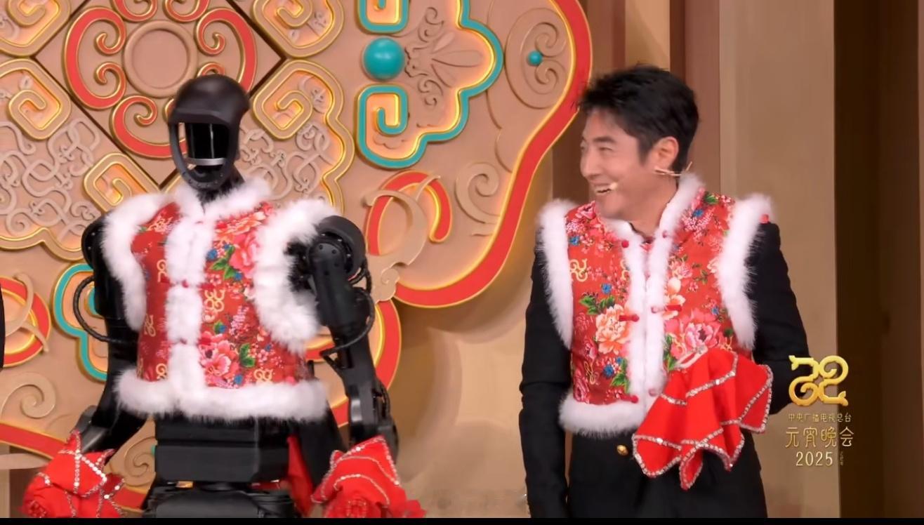 撒贝宁扶着机器人出来 宇树科技的机器人，又上央视舞台了[笑而不语]不得不说还得是