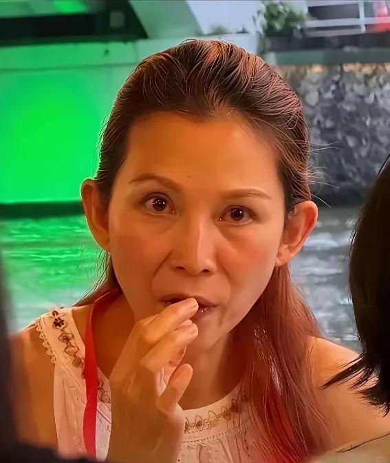 看了蔡少芬的原生图
突然明白了几个道理，那就是，其实女人老了，都有一个共同点，那