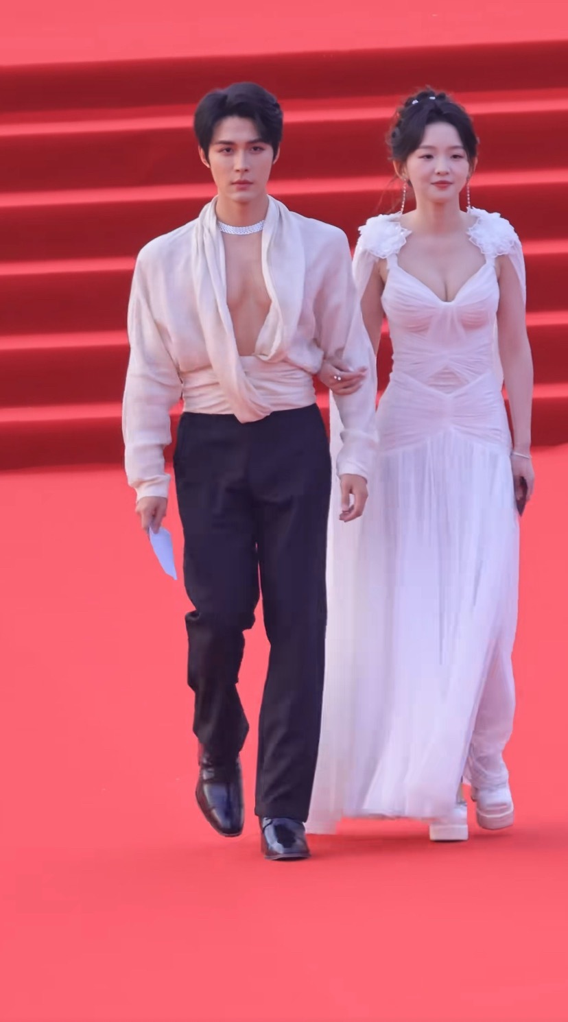 这两人搁这里比赛呢，这是胸肌吗，咋感觉奶里奶气的，我怀疑是化的。 ​​​