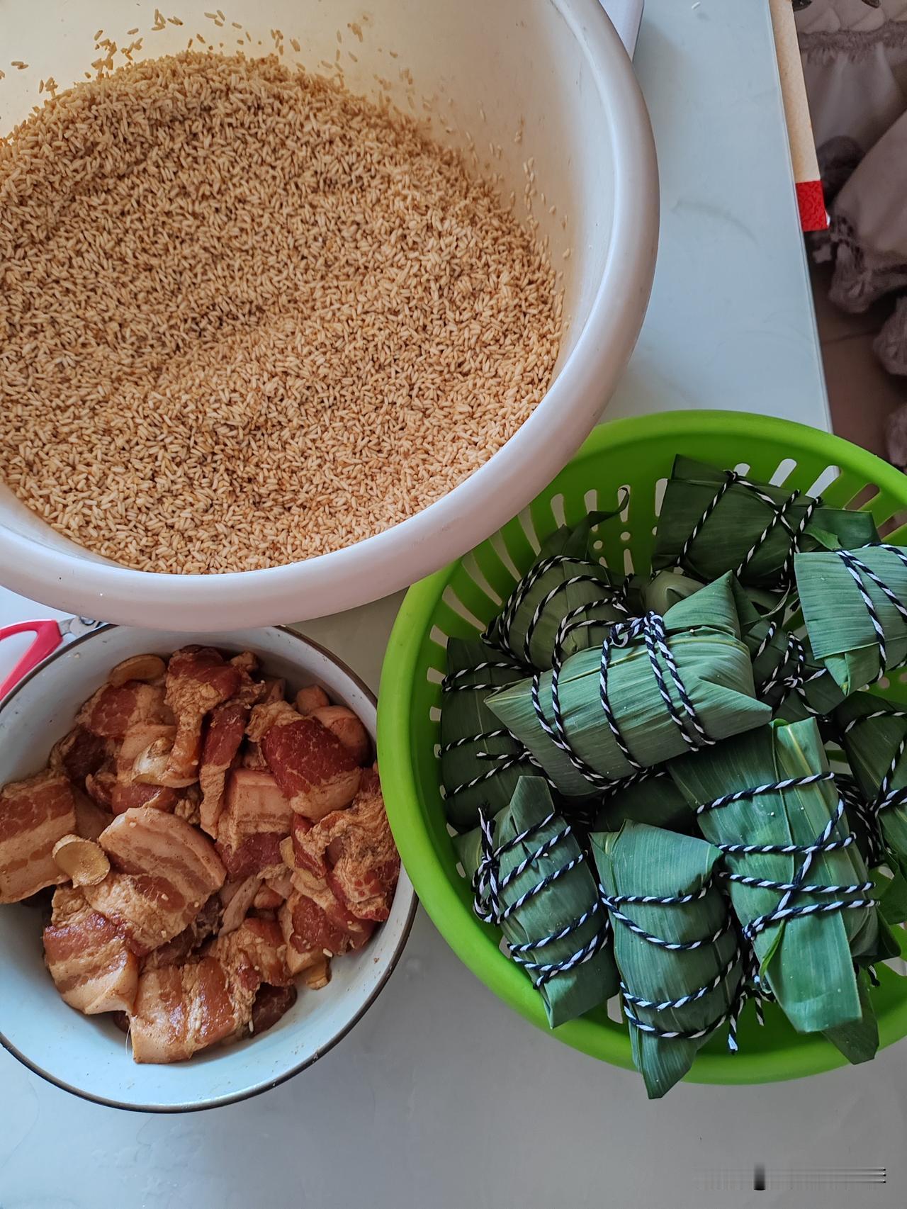 今天上跳班又包了粽子，一分钟都没休息，累并快乐着！

一大早买了五花肉，下班直奔