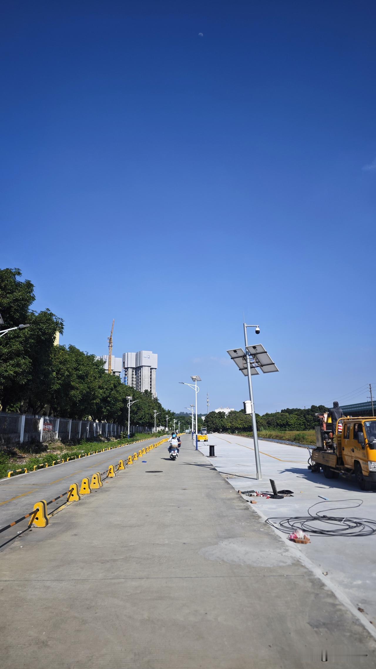 广隆苑旁边这条小路大搞工程，还以为是要扩建这条小了，没想到今天看来，是要搞一个停