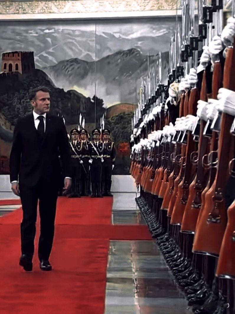 论暗黑滤镜，只服法新社。
一点也不喧宾夺主，再一次展示了我们的国威、军威。