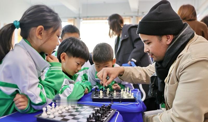 五卒不是凑数，是老祖宗算出来的最优解。
汉墓里那副漆棋，第6路故意空着，不是忘了