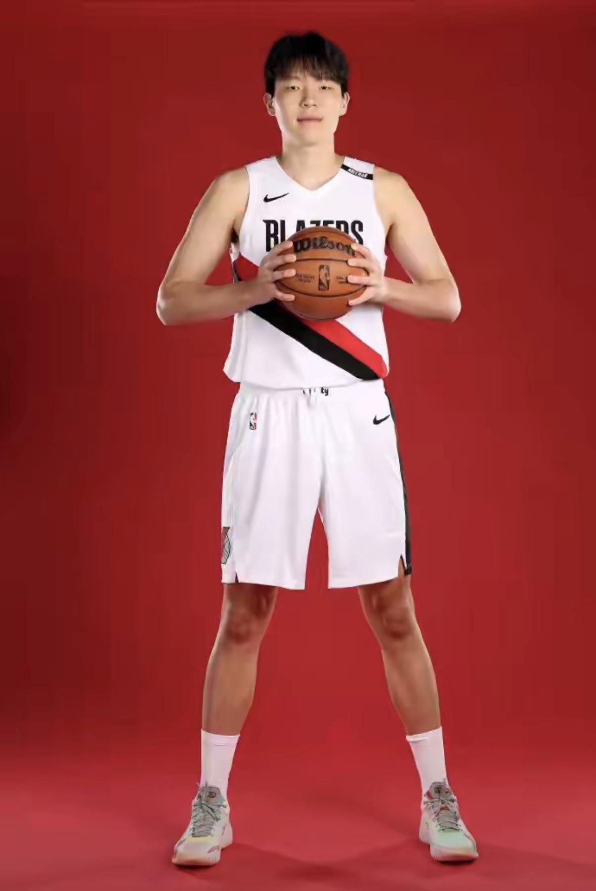 杨瀚森的第二个NBA赛季，正式开启！菜鸟赛季常规赛出场时间不多，但发展联盟打出了