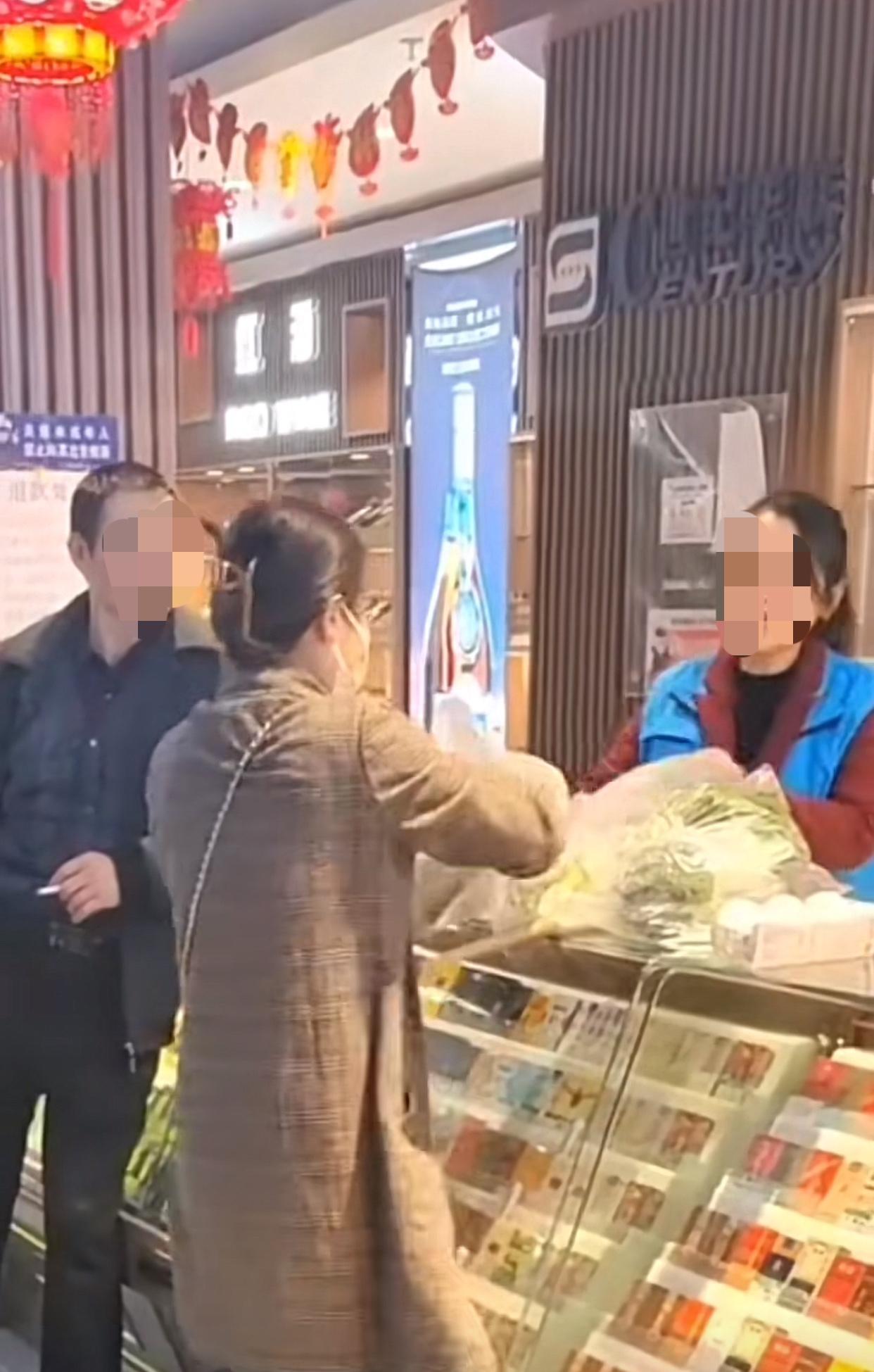 近日上海，一女子在超市买菜，结账时被告知散装袋2毛钱一个。

店员解释，货架旁边