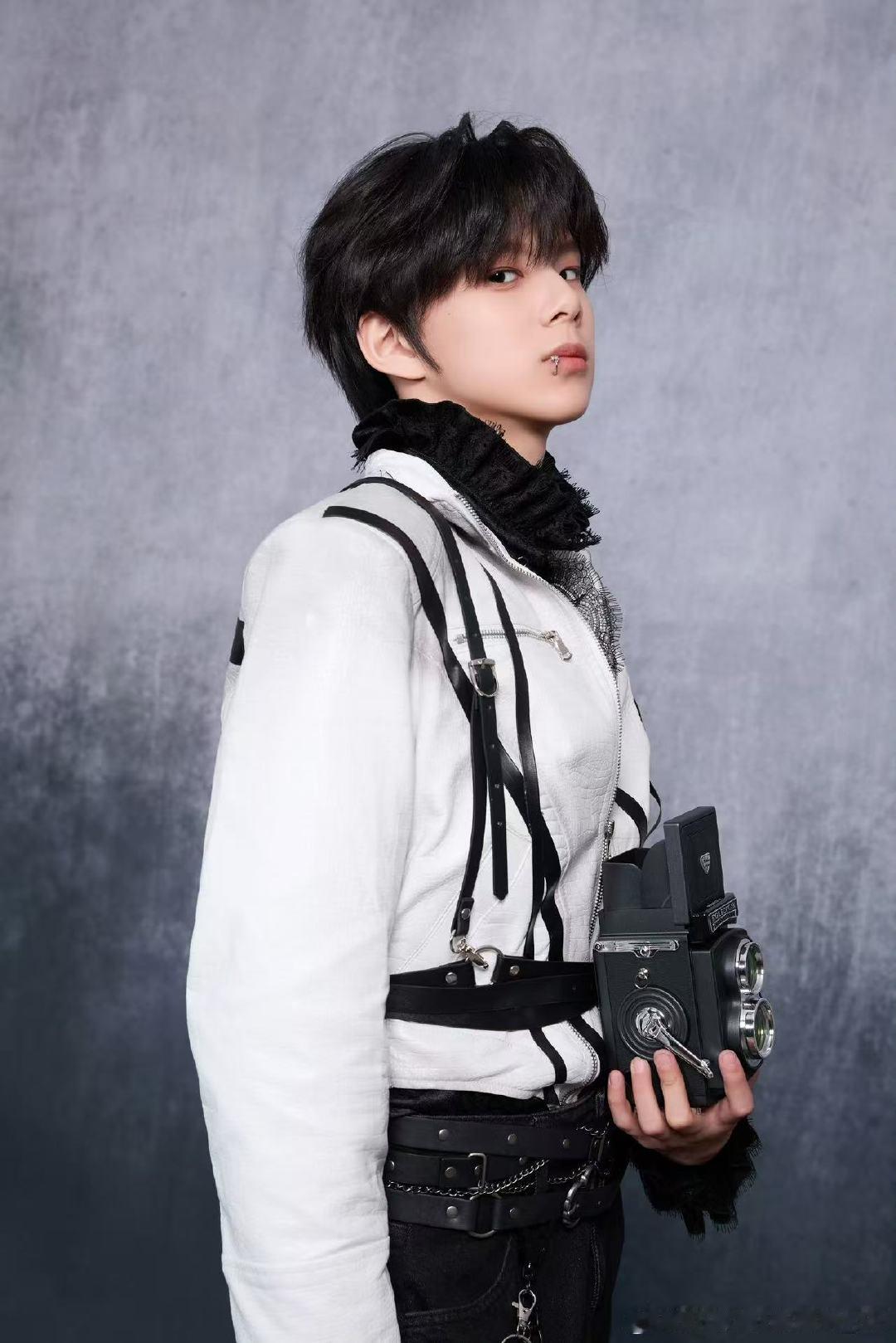 陈思罕荣耀之战妆造陈思罕唇环 陈思罕唇环，舞台见 