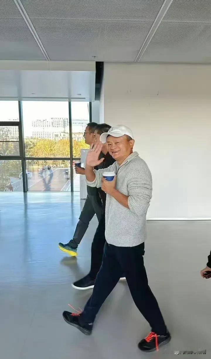 马云现身阿里巴巴

据说本次回来，是因为阿里巴巴上周成立的电商事业群，马云回来是