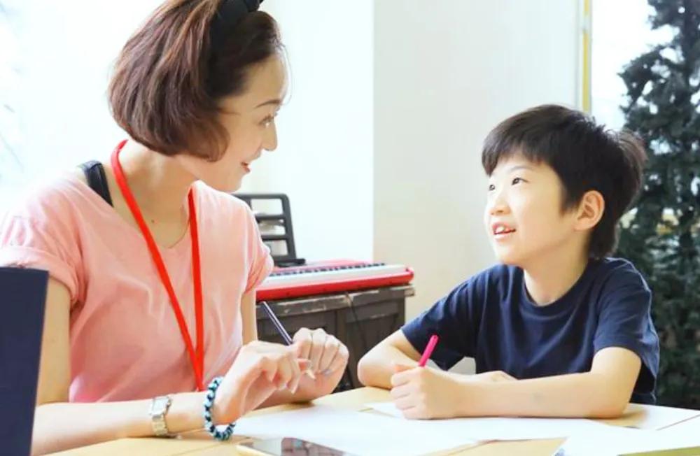 #如何引导孩子热情待人?#

一是做好示范。孩子会模仿家长的行为，家长要主动和别