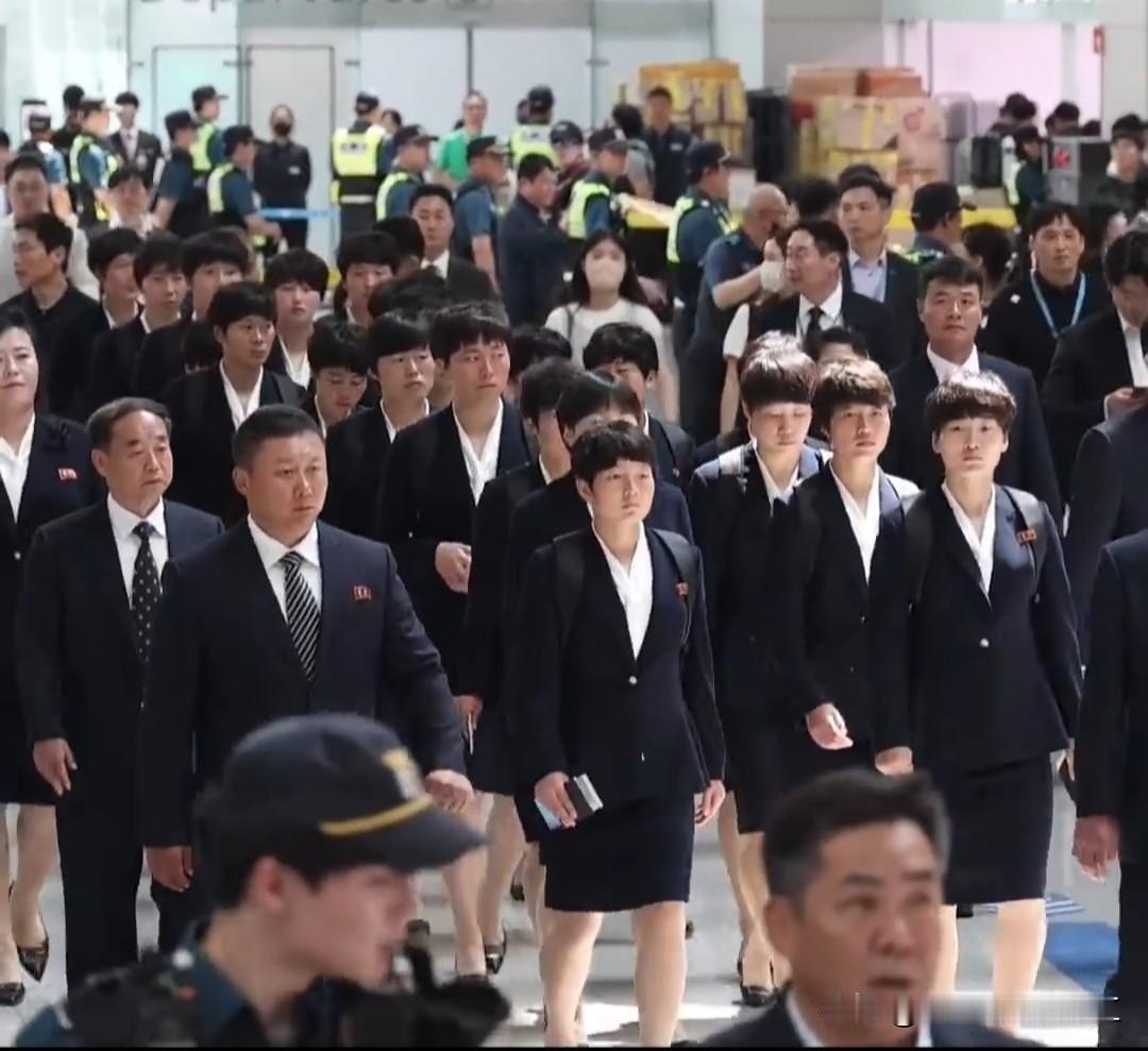 朝鲜女足从韩国启程回国，服装和发型都是统一的！