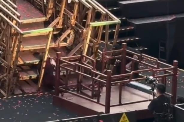 王力宏在演唱会中摔倒，但他迅速爬起来继续进行表演。在现场观众所拍摄的照片中可以看