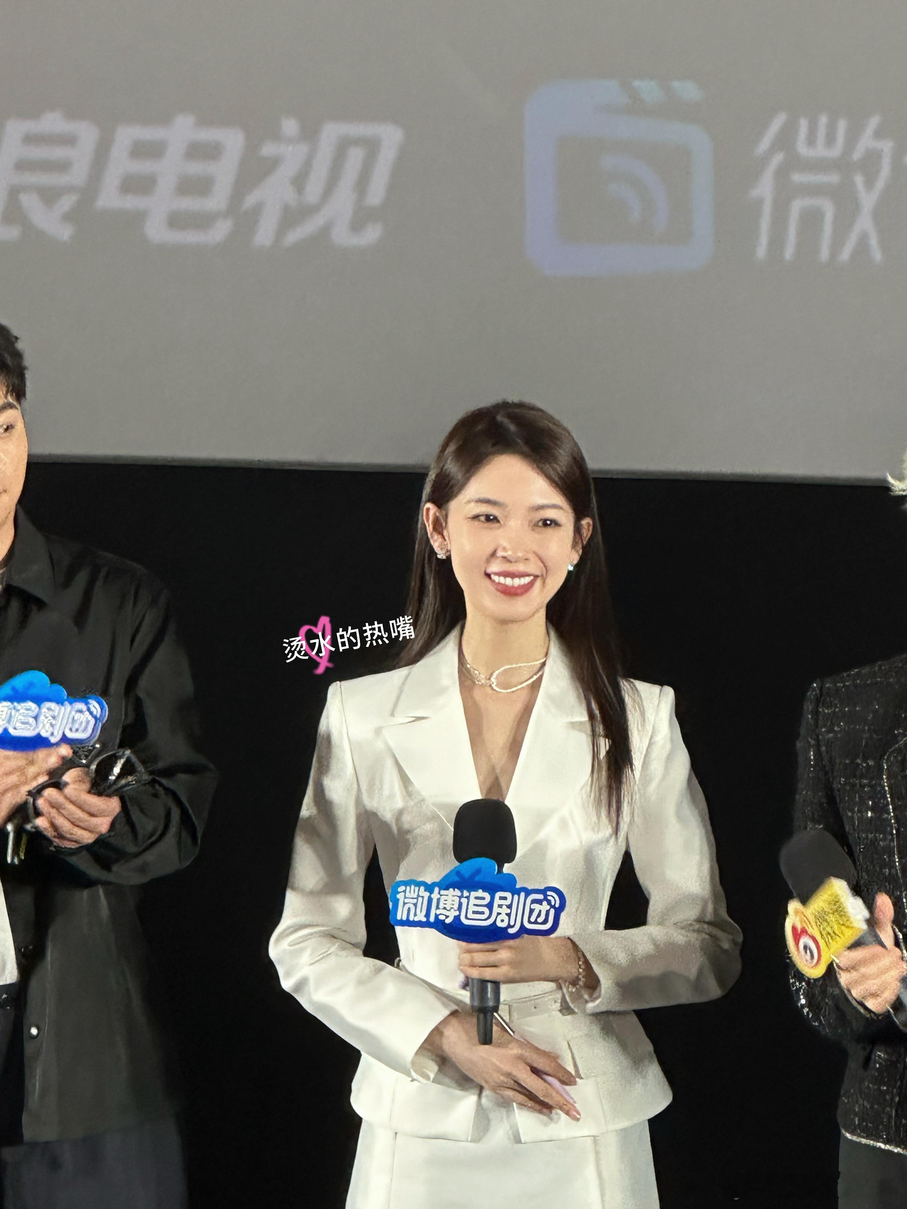 热嘴现场原图直拍之知性优雅美人陈瑶#颜心记# 她一噘嘴是春柳暗恼，一低眉是湖心微