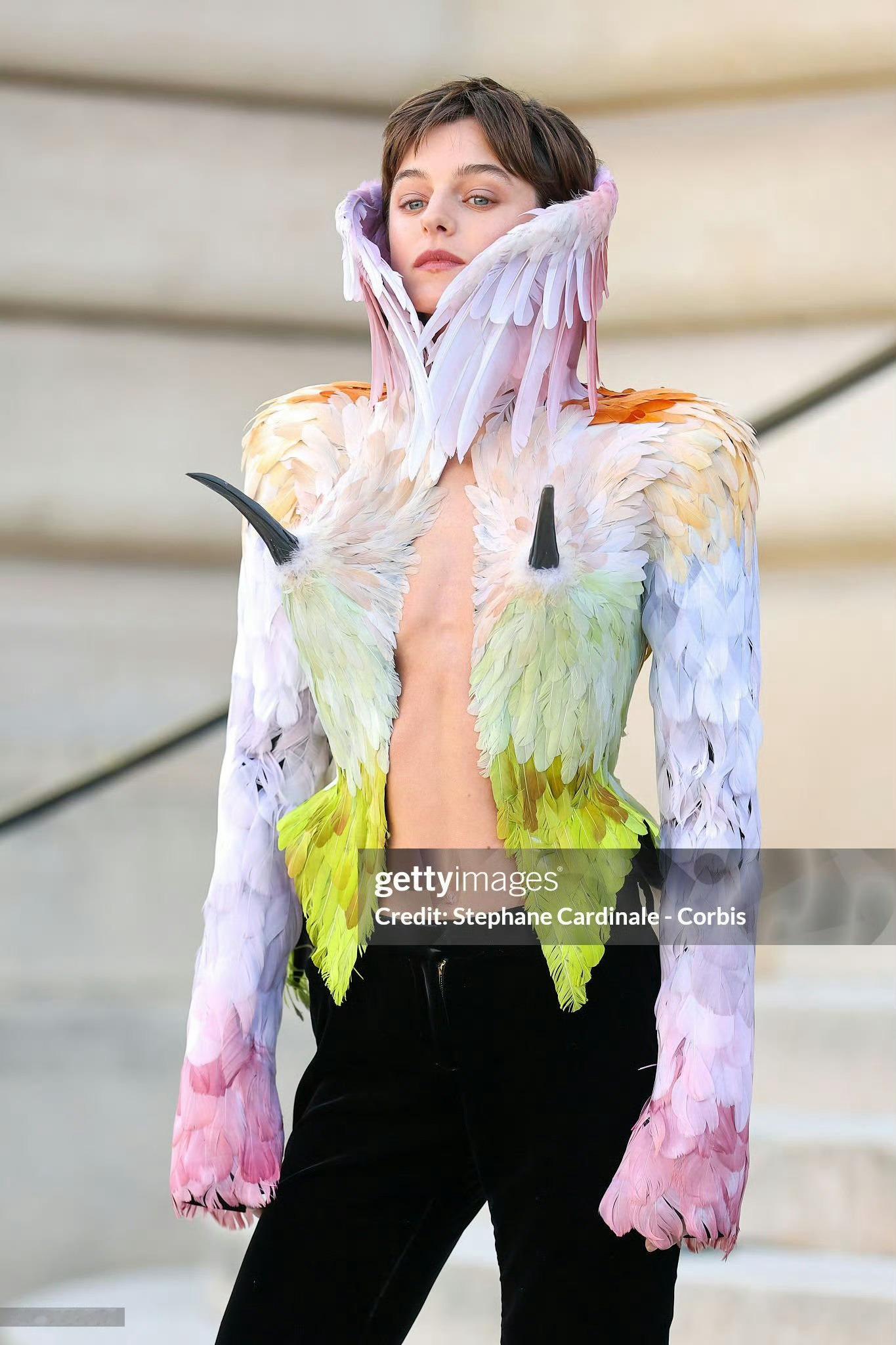 Emma Corrin亮相巴黎高定时装周 Schiaparelli 大秀，这套衣