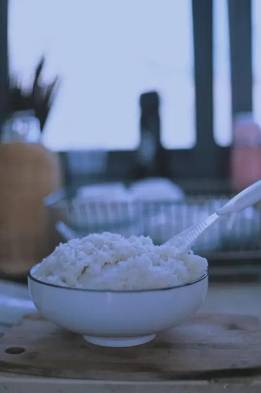 我更倾向于自己煮饭。从花销看，普通成年人一日三餐，外卖一顿正餐15 - 25元，