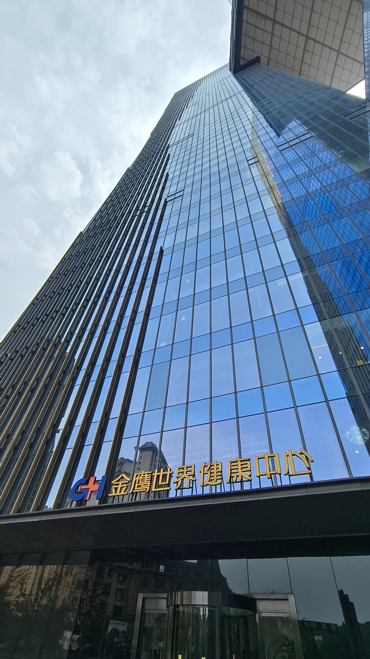 《云端51层，藏着南京高空匹克球场》 
     坐落金鹰世界C座51层，离地近