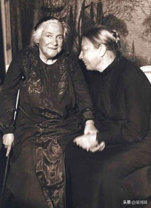 这张照片拍摄于 1927年，展现了两位著名的社会主义女性：克拉拉·蔡特金（Cla