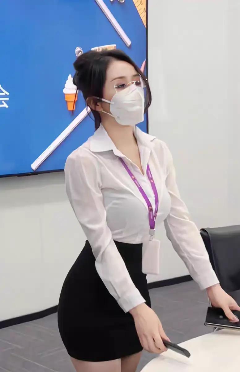 元气满满的办公室女孩，元气满满的一天从早开始！💼💄🍦