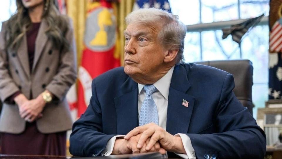 最后通牒压境 贪腐丑闻发酵 泽连斯基陷绝境。当特朗普抛出11月27日的最后通牒，