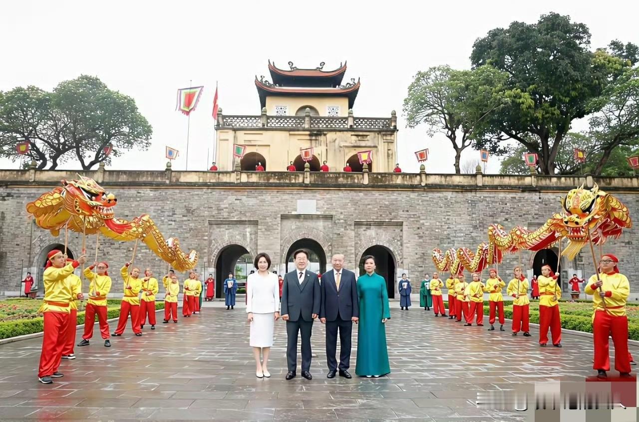 看！这个地方不孬！
苏林夫妇陪同来访的李在明夫妇游览河内升龙皇城，还在端门前合了