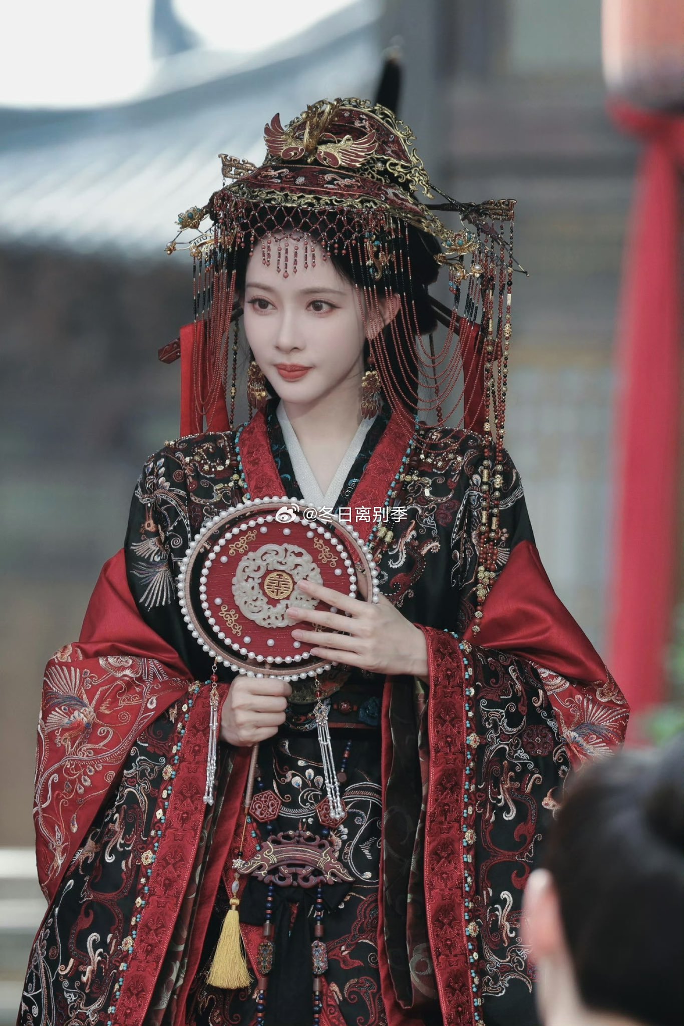 孟子义在《将门独后》里这个结婚造型，也让人想起了久违的“违章建筑”。 