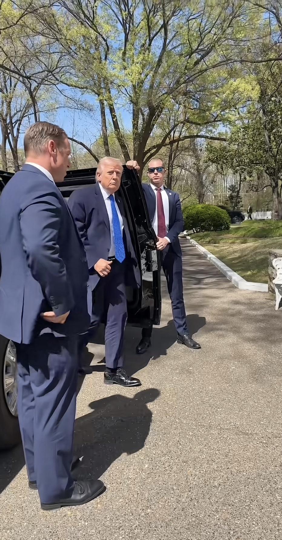 从座驾到门廊，每一步都带着从容的气场，在春日的光影里走向属于自己的舞台。