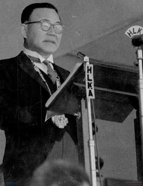 他是青瓦台的命名者，韩国获得第一头衔最多的男人，第一位反对党领袖，第一位由国会选