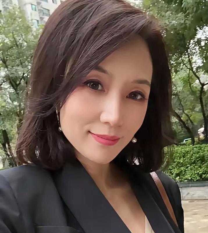 奉劝大龄剩女千万别凑合！
我同事38，上个月去相亲，男方坐下来第一件事不是点菜，