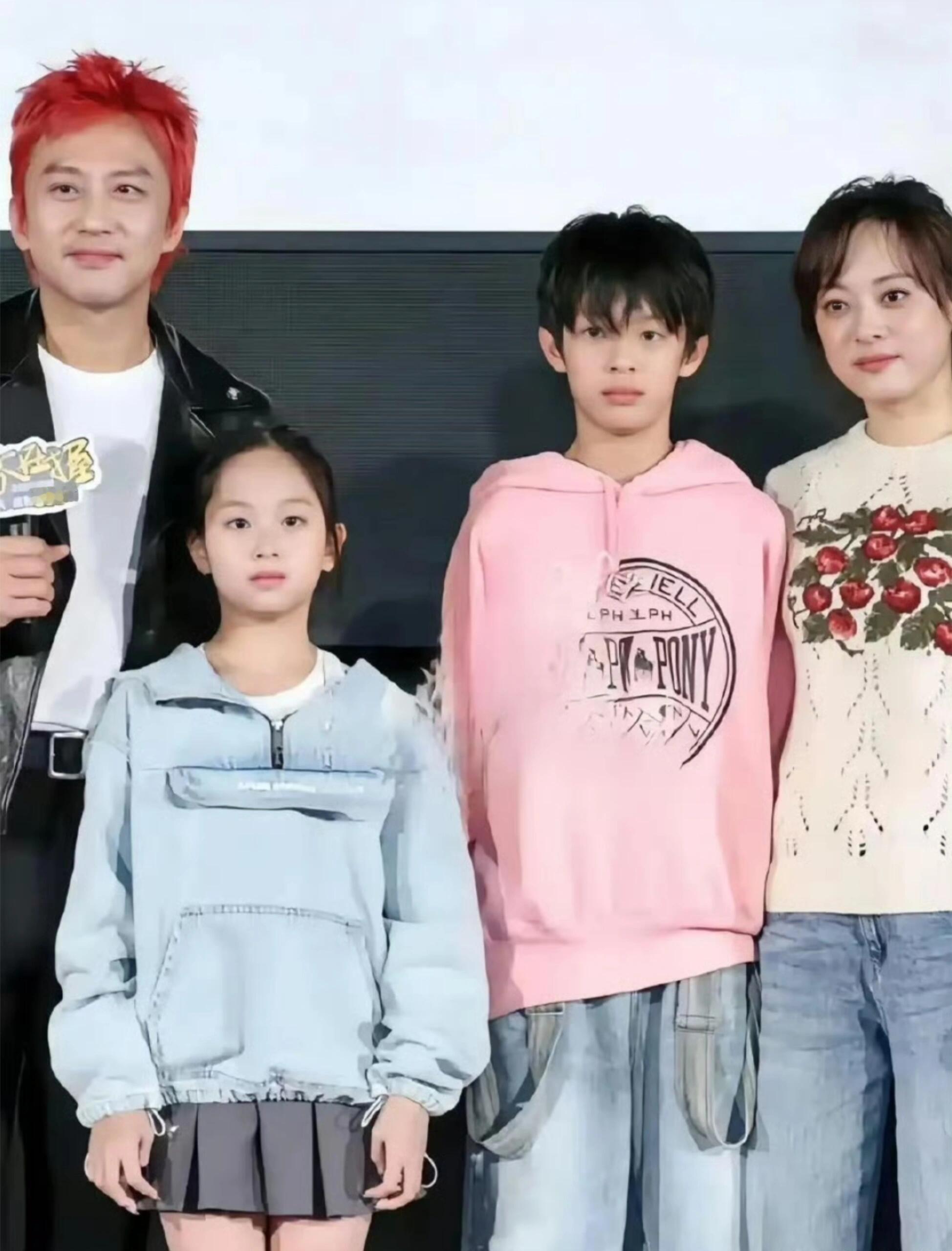 邓超孙俪全家都围着妈妈转孙俪这是什么幸福烦恼啊！老公孩子都围着她转，家里离了她真