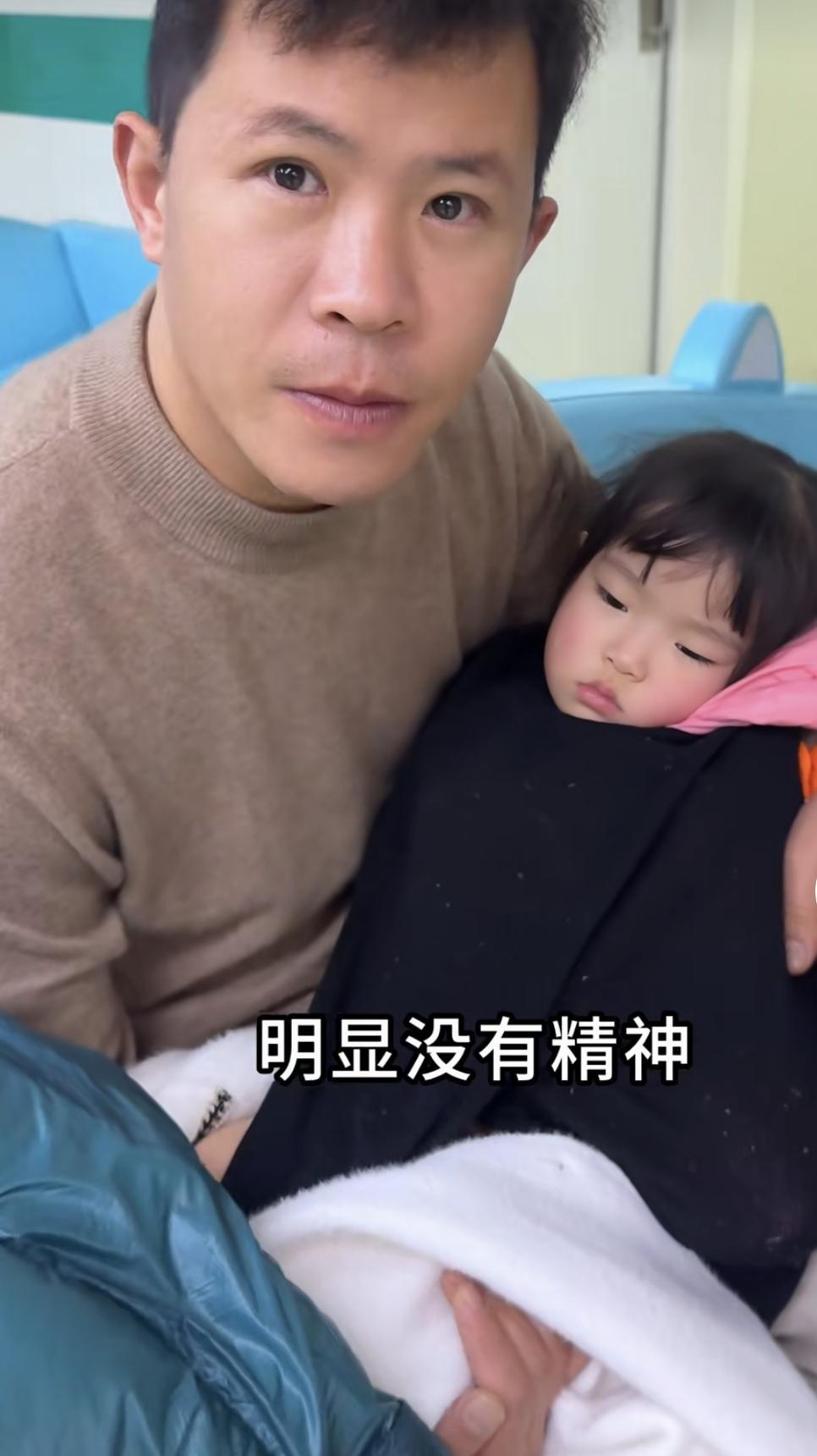 小朵朵生病了，病毒感染，又吐又拉没点生气，明显没有精神，吓坏了小乔和盼盼。小乔叫