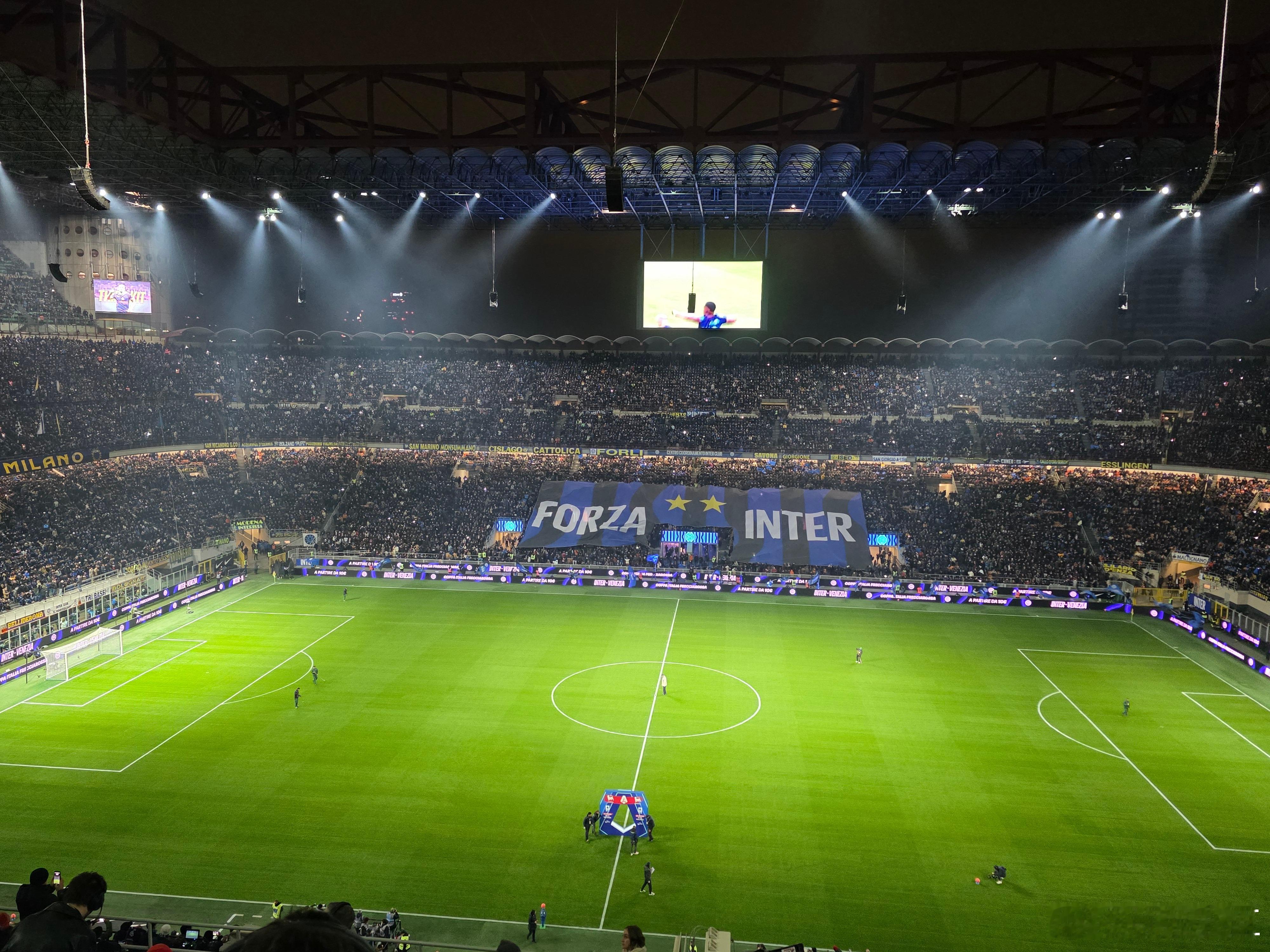 历史第一场米兰双雄共同拥有圣西罗所有权的德比，没有传统的tifo，南看台甚至用灯