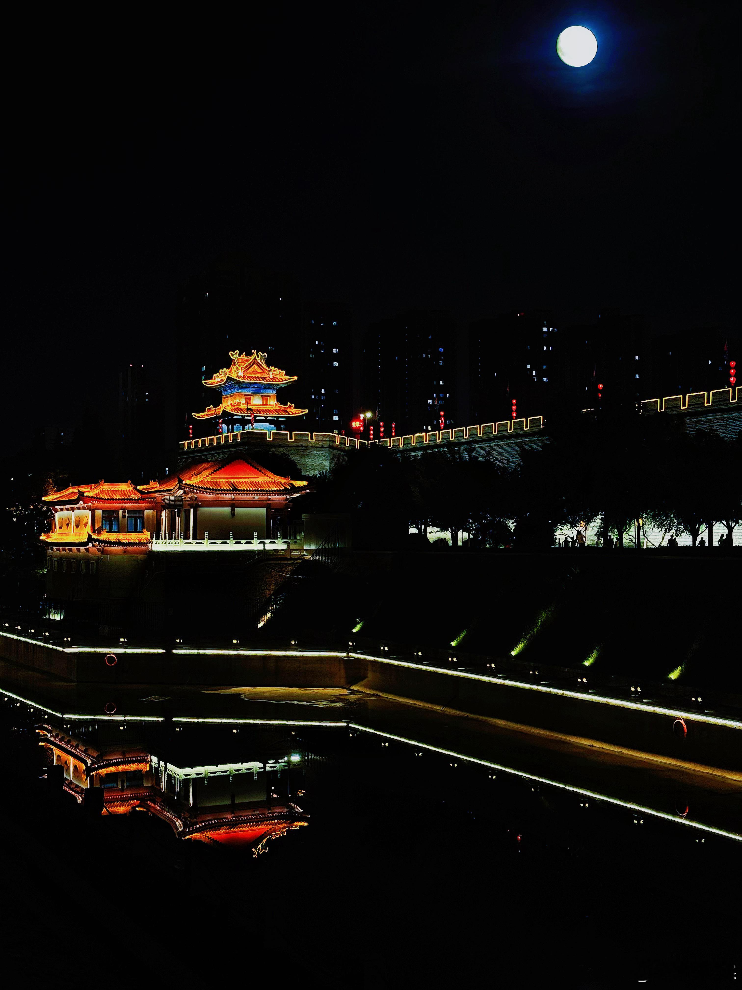 中元节的西安城墙与月亮🌜  ​​​
