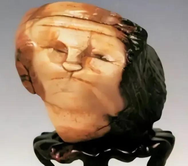 1997年，宁夏小伙在中蒙边境出差时用150元买下一块“人面石”，没想到4年后经