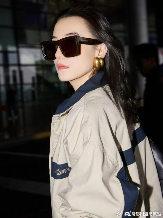 来看娱乐宋佳姐感天花板宋佳好闪的耳环 自带气场的宋佳，私服品味一直在线，拼色外套