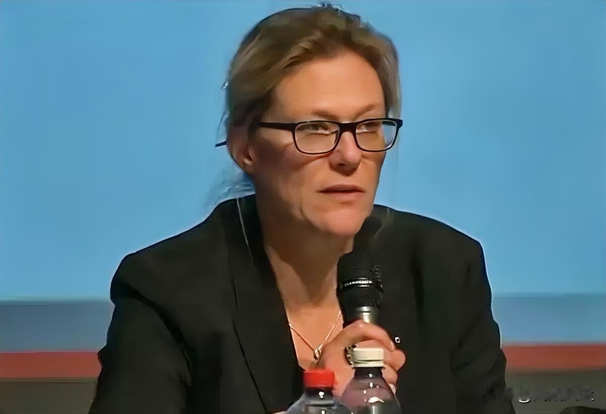 瑞士瓦莱州克朗-蒙大拿酒吧火灾事故，调查官员公布初步结果，证实火灾由放置在香槟瓶