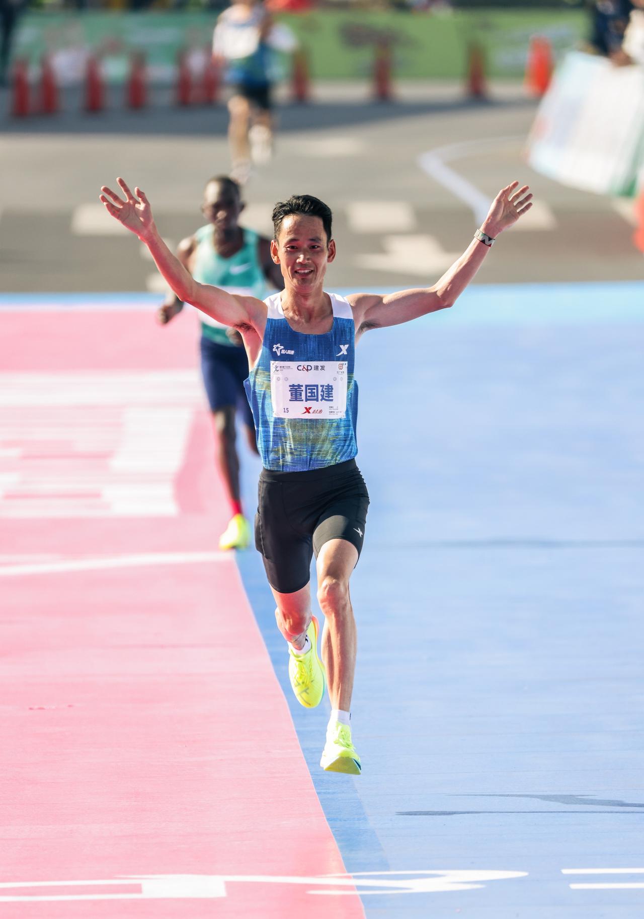 10000米 30:00.77
半程马拉松 1:03:47
马拉松 2:10:5