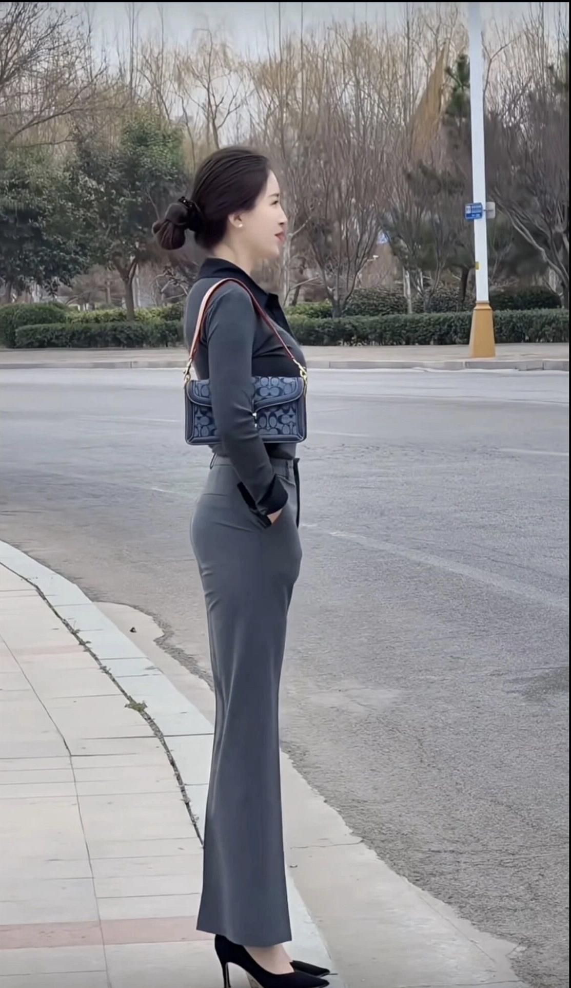 清晨的街头，美女静静的站在路边，不知道在等候谁。
如果是你会心动吗？