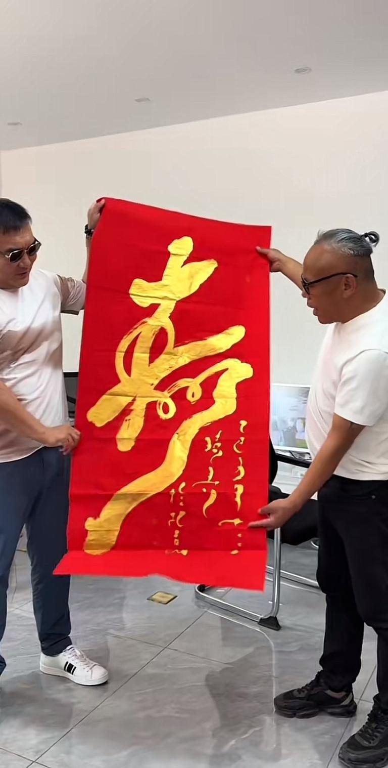 沛县大网红二哥当年的路子，如今小辫哥照着走，简直是如出一辙。小辫哥老父亲大病初愈