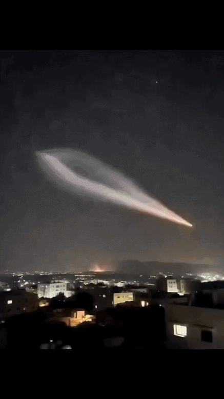 伊朗连续多个晚上用多弹头集束导弹攻击以色列的画面，专家称这是在战场上从未见过的先